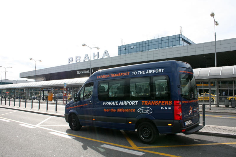 Рейсовые автобусы аэропорт. Автобусы в аэропорту Праги. Автобус "аэропорт". Автобусы в аэропорт в Германии. Prague Airport.
